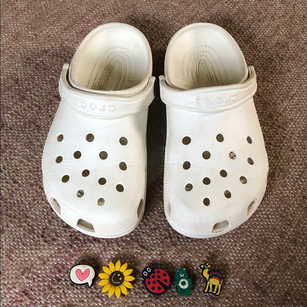 CROCS Classic White Clog, 5 Charms, Women’s 7